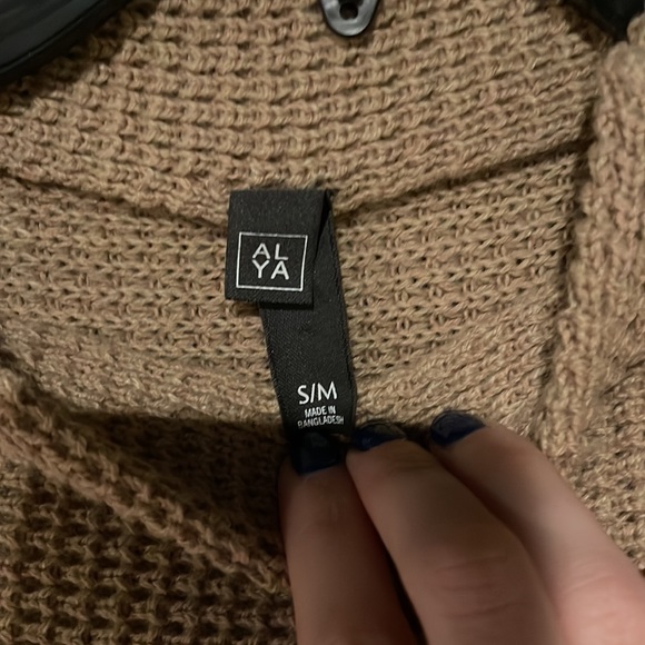 ALYA Oversized Sweater, size S/M. - Picture 2 of 2